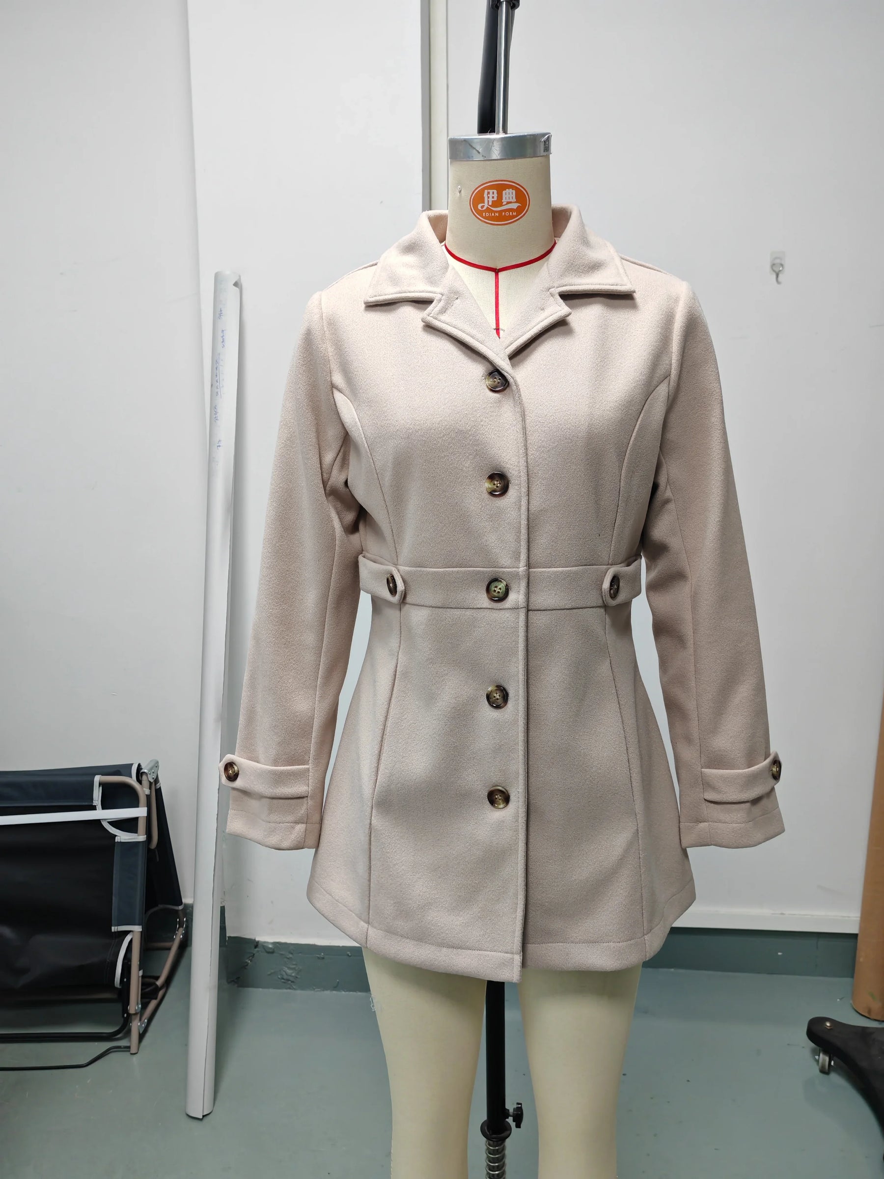 Blazer Feminino de Lã Comprimento Médio com Lapela e Botões Ajustáveis – Outono Inverno Le Vie