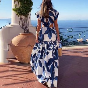 Vestido Longo Estampado Azul e Branco com Recortes Laterais e Fivela – Estilo Resort Chic