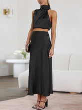 Conjunto Longo de Cetim Verde Claro com Blusa Gola Alta e Saia Fluida – Elegância e Sofisticação