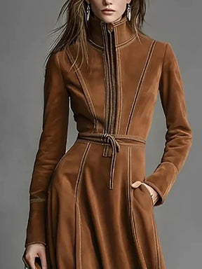 Vestido Feminino Elegante de Camurça Vintage Marrom com Zíper Fino e Rendas - Manga Longa e Gola Alta - Midi Outono High Street - Le Vie