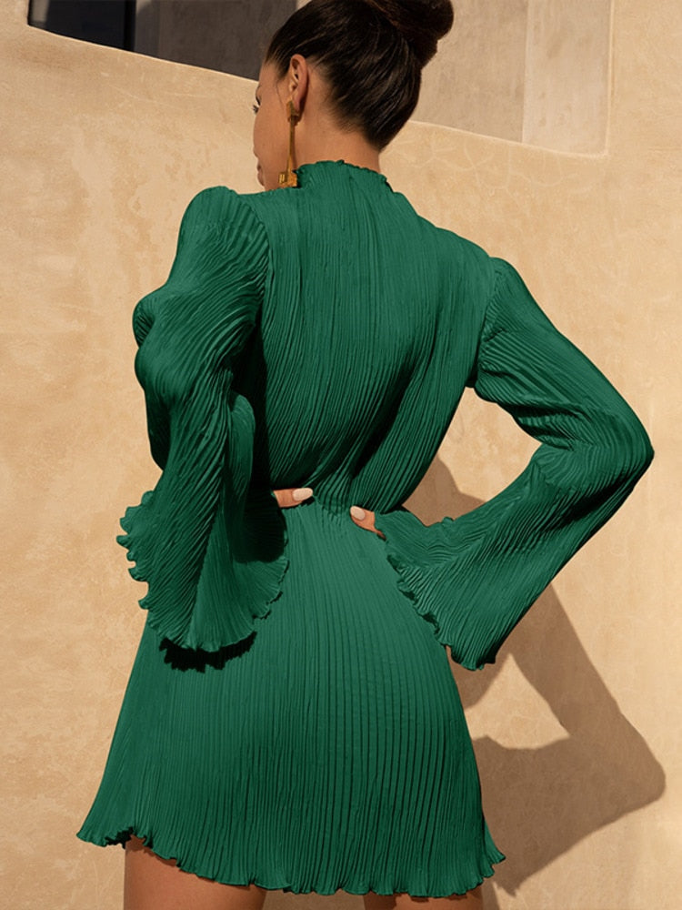 Vestido Curto Plissado Verde com Manga Longa Flare – Elegância Moderna e Sofisticada
