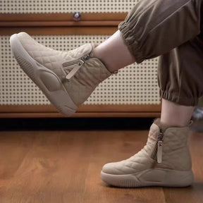 Bota Feminina Cano Médio Acolchoada com Forro Peluciado e Solado Antiderrapante – Le Vie