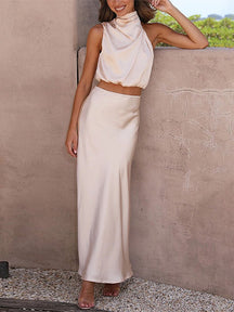 Conjunto Longo de Cetim Verde Claro com Blusa Gola Alta e Saia Fluida – Elegância e Sofisticação