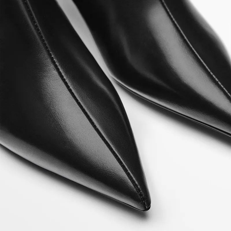 Bota Feminina Cano Curto Salto Fino Preto – Couro Sofisticado