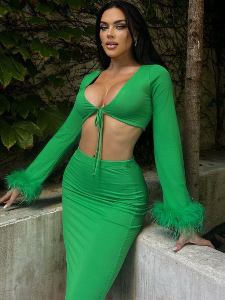 Conjunto Feminino com Saia Midi e Blusa Manga Longa com Detalhe em Plumas – Estilo e Sofisticação