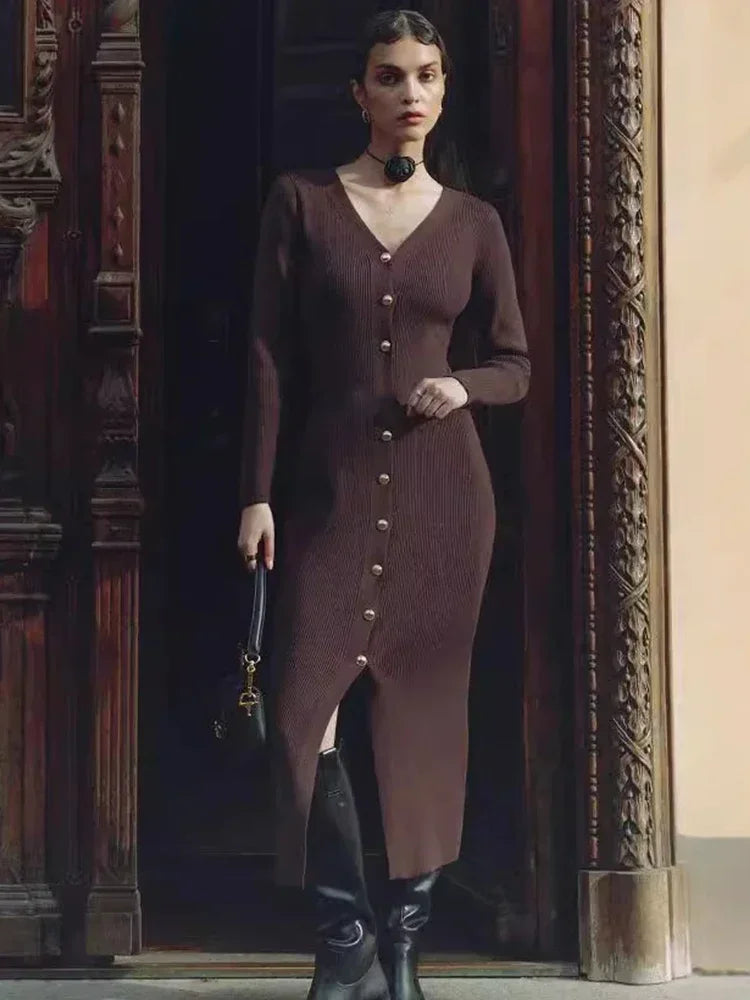 Vestido Feminino Midi de Tricô com Decote em V, Botões e Fenda – Outono/Inverno – Le Vie