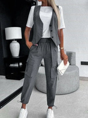 Conjunto Feminino Listrado com Colete Alfaiataria e Calça Cargo em Tecido Leve Premium – Le Vie