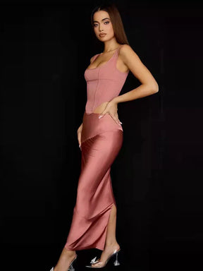 Vestido Longo Roxo com Corset e Recortes Laterais – Elegância e Sensualidade