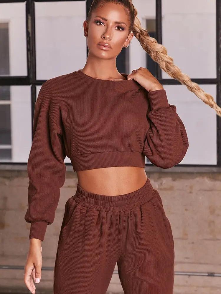 Conjunto Feminino com Top Torcido e Saia Longa Fenda Lateral – Sensualidade e Sofisticação